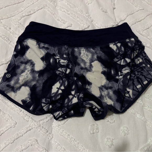 Lululemon Reversible Running Shorts - Picture 4 of 5